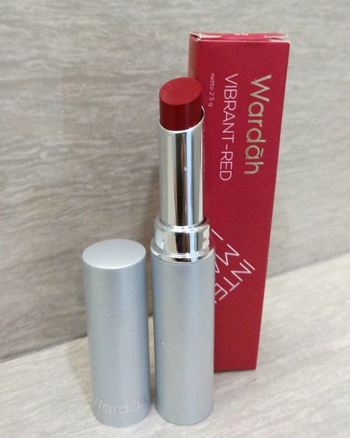 Baru aja nyobain lipen terbaru @wardahbeauty Intense Matte lipstick. Warnanya bagus siiii, tapiii... Review lengkapnya di sini : http://www.lisnadwi.com/2016/08/review-wardah-intense-matte-lipstick.html Link on bio yaaa.. #clozetteid #makeup #lipstick #wardahbeauty #intensemattelipstick #starclozetter #review #bloggerlife #beauty #bloggerbabes