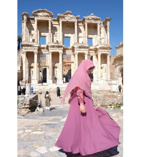 At Ephesus, feeling like Greek Princess. 👸.#clozetteid #ootd #starclozetter #clozettedaily #clozettehijab #wiwt #turkey_home #Throwback #turkey #terfujilah #fujifeed #fujifilm_id #fujifilmxt1 #xt1 #ephesus #historicalplace #hijaboftheworld #hijabootdindo #diaryhijaber #suamimotret