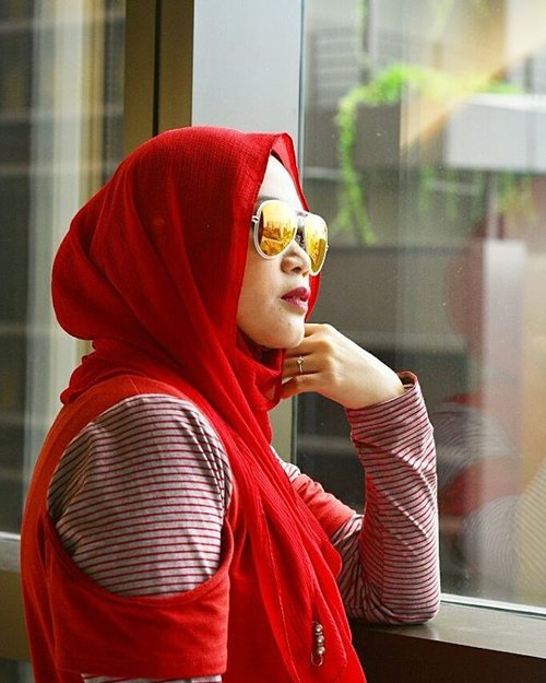 Andai memandangmu tidak hanya menciptakan lara, tapi juga membuat kaya. Aku pasti tak lagi sengsara. .Eaaaa.. 😆😆.#clozetteid #clozettehijab #starclozetter #wheninsingapore #hijabtravellers #hijabootdindo #hijabfeature_2016 #travelblogger #travelling #rwsentosa #throwback #hijabfashion #fashionblogger