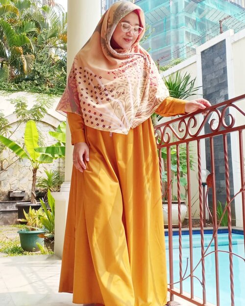 Smile looks good on you. So does pretty dress and hijab too. ..Eh gimana, hahaha. 😂😂..#Clozetteid #OOTD #HOTD #wiwt