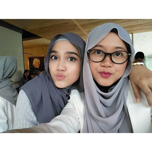 Sama neng cantik cacha... @chachathaib. Kiss2 buat non binar. Sayangnya karena riweuh jadi ngga bisa foto sama blogger2 kece yang lainnya. #clozetteid #clozettehijab #bloggerlife #havachicturdaylunch #blogger #hijaber #hijabfeature_2016 #indonesianhijabblogger