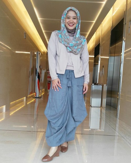 Pastel tone for today office attire. Add flower scarf to cheer up overall look. Love my new hijab from @scarfbycarramalia 😘 Tap for details. #clozetteid #clozettehijab #starclozetter #officelook #hijabootdindo #hijabstyle #hijablook #diaryhijaber