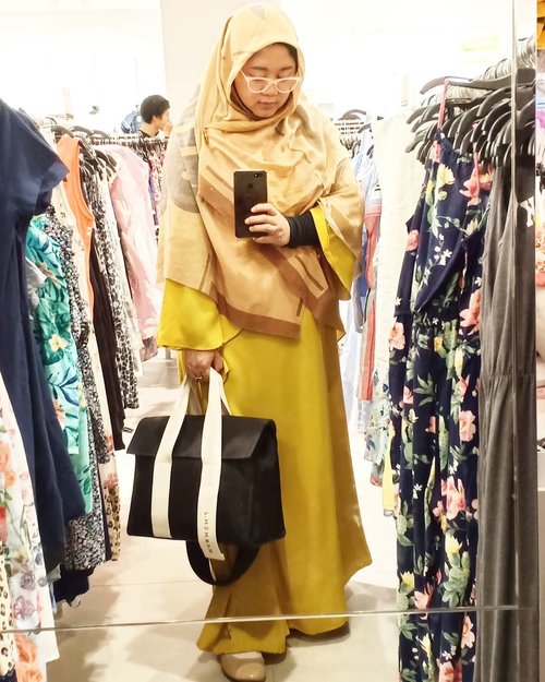 Minggu lalu aku ke H&M, ngga belanja kok, cuma numpang mirror selfie. 😝..#Clozetteid #marhenj #ootd #hijab #hotd #wiwt #mirrorselfie #workingmom