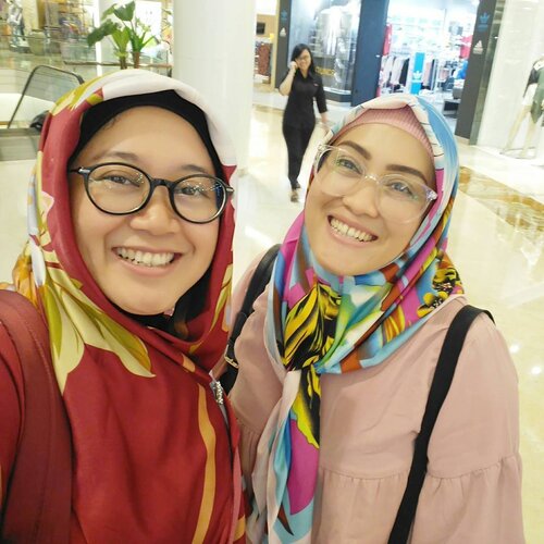 Highlight of the week, ketemuan sama para blogger kesayangan ini. Sebenarnya sama Kak Elly lupa foto di Kokas, jadi ini nyomot waktu di Sency setelah JFW2018, hahaha. Lalu sama (lagi-lagi) tersister Aie dan anker millenial kesayangan w, Ifa. Ketemunya di mall favorit sepanjang hayat, @kotakasablanka hahaha. Terus faedahnya apa? Ya Ifa sm aie kasih voucher, dan kak elly temu kangen aja. Eh sm ifa aku merasa bersalah karena ngga akan telp. Aie nemenin beli sesuatu buat naya. Kak elly nemenin aku makan, hahaha. Berfaedah banget kan?! Panjang dan geje ya, harap maklum besok kan udah weekend sis. Yeaaay. 💕.#clozetteid