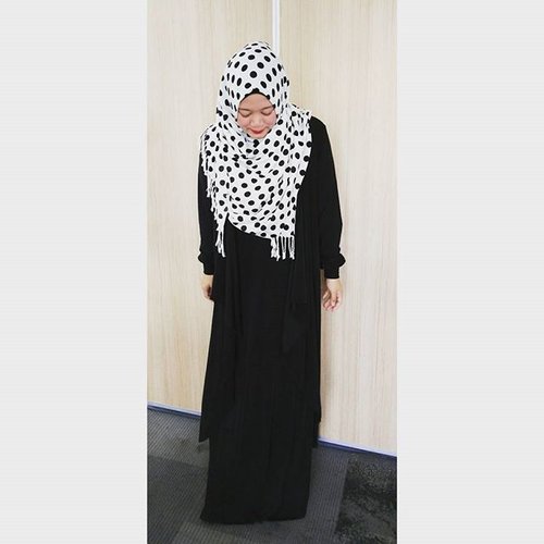 Black and white for today dresscode. So excited. #clozetteid #ootd #hootd #clozettehijab #starclozetter #hijabootdindo #hijabstyleindonesia #tipsberhijab #hijabfeature_2015
