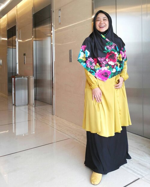 Karena kuning mencerahkan, tsaaaah. 🌻🍋🌞.#clozetteid #starclozetter #clozettedaily #ootd #wiwt #hotd #hijabootdindo #hijabstyle #fashion #yellow #officelook