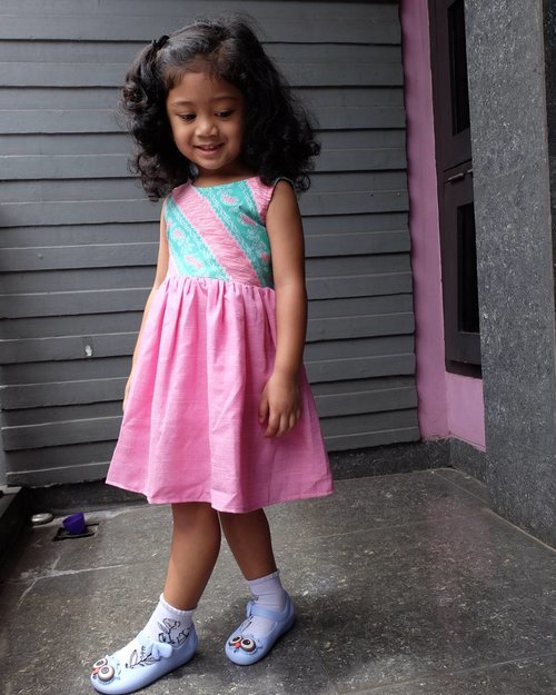 Pendidikan #ootd sejak dini, bahahaha. Featuring my little princess, Nayandra Alisha Latief. #clozetteid #motherhood #nayandraalishalatief #wiwt #kidsphotography #instakids #babylove #batik #kidsootd