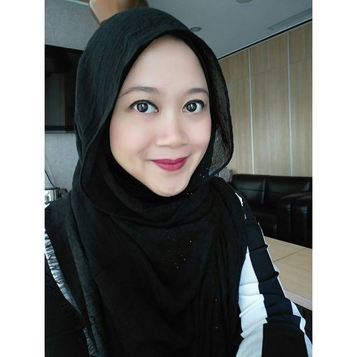 Selamat pagiiiii. Jangan tanya alisnya kenapa ngga digambar karena emang pensil alisnya ketinggalan,hahaha. #clozetteid #clozettehijab #starclozetter #selfie #makeup #beauty #purbasarilipstick #purbasarimatte #maybelline #wardahbeauty #hijabstyleindonesia #hijabfeature_2016
