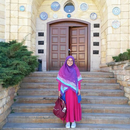 Di depan salah satu toko keramik di daerah Cappadocia. 💕.#clozetteid #ootd #wiwt #hijabootdindo #starclozetter #mandjhaivangunawan #clozettedaily #swingswing #dresssyari #hijabstyle #instahijab #diaryhijaber #ootdhijabindo #hijabtraveler