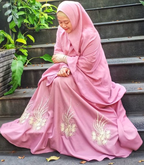 Feeling pinky today, wearing pinky the right way. 💗.Jazakillahu khair gamis cantiknya @alvosalvis 😍 Warna-warni pilihannya beneran bikin bingung mau milih yang mana. Busui friendly, modelnya roknya payung super lebar, bahannya adem dan tebal, plus detailnya manis. 🥰 .Sila dilihat dan dibeli yaaa, insyaaAllah terjangkau bingits. 💙..#clozetteid #OOTD #hotd #HijabOOTD #wiwt #clozettehijab #gamissyari #socialmediamom #modestfashion