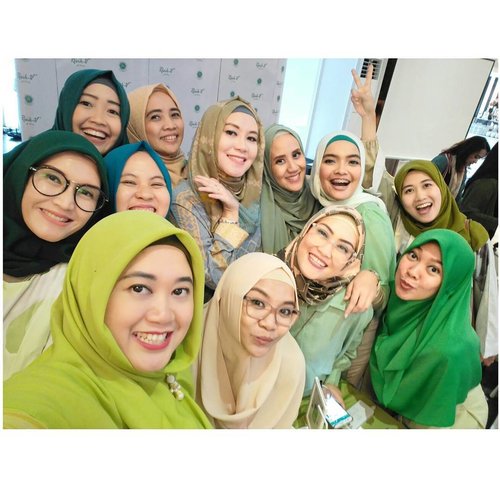 Wanita-wanita resik manjahh.. Bahagia semua yaaa. Gampang bahagia emang ibu2 ini mah, diajak selfie aja sumringah semua, hahaha. 😆😘😍
.

#resikvgodokansirih
#antiseptikalami
#arisanresik
#bebaskeputihan #ihblogger #indonesianhijabblogger #ihbevent #clozetteid #wefie