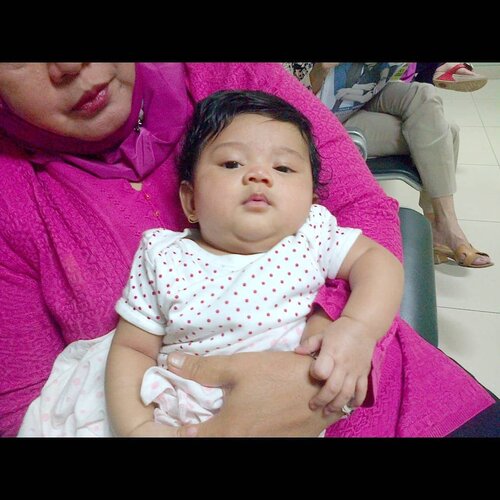 Ape lo liat-liat? 😂😂😂 .

Kangen ya punya bayi. Tolong selipkan di doa manteman ya kalo gitu biar si ucul bisa lekas punya adik, hihihi. 💕
.

#clozetteid #starclozetter #nayandraalishalatief #Throwback #babygirl #baby #love #life #cutebaby