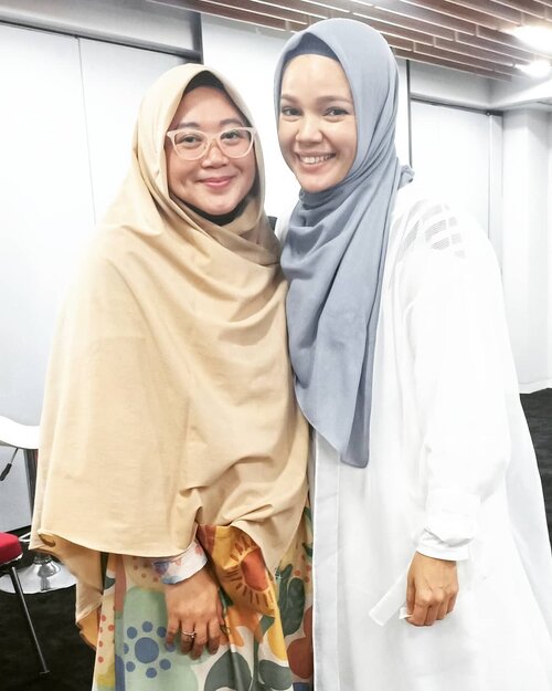 MasyaaAllah ternyata foto ini belum pernah saya post, padahal udah hampir 8 bulan sejak gathering @alanabiid yang terakhir. 😂 Dan bisa ketemu lagi sama ibu peri masyaAllah. 😍 Apakah terlihat seperti sister? Eaaaa..hahaha. Sekarang gatheringnya online tiap minggu dan kontennya subhanallah bergizi bener. Langsung diberi ilmunya sama para guru rahimahullah. Alhamdulillah ala kulli hal. Jangan lupa bersyukur dalam tiap keadaan yah man teman. ❤️..#clozetteid #throwback