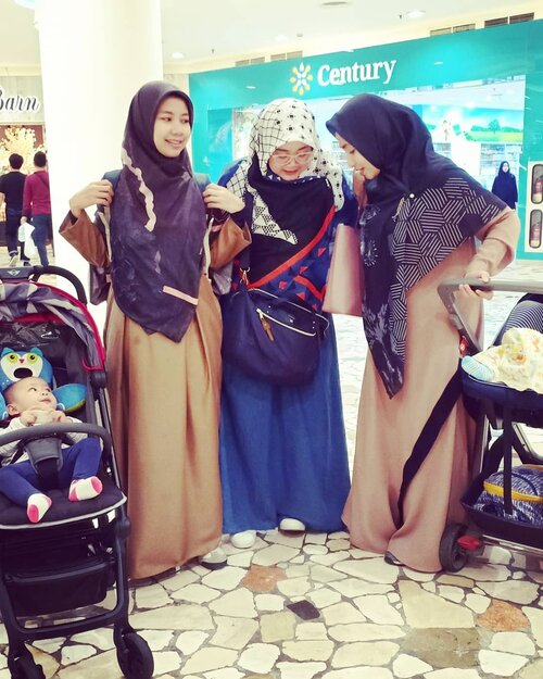 MasyaaAllah kangen sama kalian buibu shalihah nan rempoong. 😂🤗
.
.
#sisterhood #sisterfillah #throwback #momlife #socialmediamom #bff #bestie #friendship #clozetteid #clozettehijab