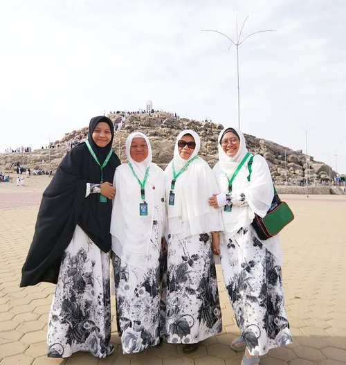 Ladies in the family @ Jabal Rahmah. Semoga selanjutnya bisa bersama Naya, Mamih, Kak Dinny beserta keluarga dan Jihan. Aamiin.. .#clozetteid #makkah #jabalrahmah #pilgrimage #pilgrim