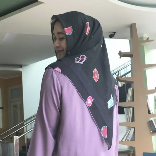 I'm wearing limited edition hijab by @aidijuma . If I flip it there will be another pattern, so you have 2 kinds of patterns in one hijab. So cool, huh?! #clozetteid