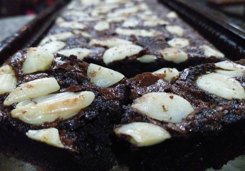 Who cant resist? This lekker brownie is made with love of food and it tastes so good. Go check out @dapurcemilumami for other yummy flavour. 😋😋😋 #clozetteid #foodie #foodporn #brownies #cake #chocolate #favorite #recommended #homemadecooking