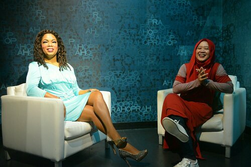 Talking with Oprah at Trick Eye Museum. #clozetteid #clozettehijab #travelling #travelinstyle #ootd #starclozetter