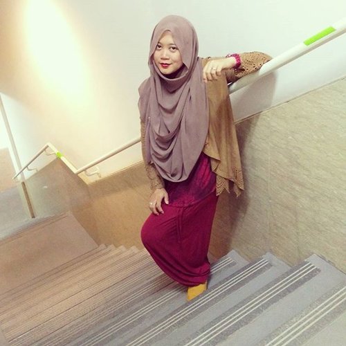 My current fave spot, emergency stair. Hahaha.. #clozetteid #cotw #falltofashion #starclozetter #ootd #hijab #casual #hijabstyle