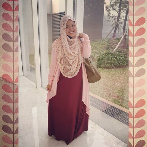 Another Monday, another great day. #clozetteid #ootd #hotd #pink #maroon #hijab #hijabers #hijabmodestyindo #dailyhijabindo #lisnastyle #hijabstyle #fashion