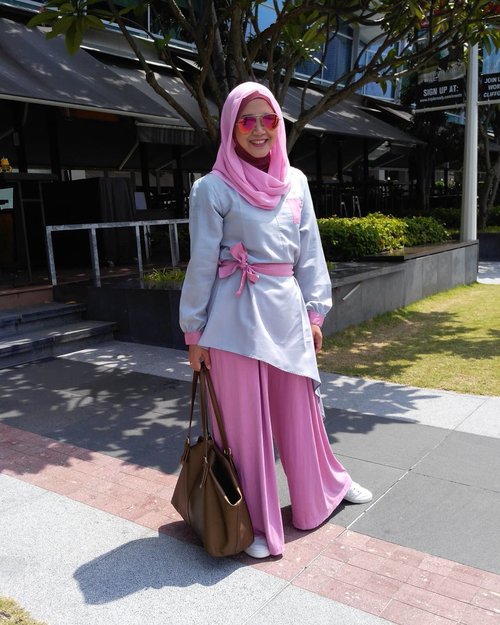 Last day in Singapore. I was in  @rjbyroswitha top. Zuper love. 😍 Thank youuuuu.. Wait for other pictures yaaa, there are a lots. 😆😂 😚😘😙 #clozetteid #clozettehijab #ootd #starclozetter #hijabootdindo #hijab #hijabstyle #traveling #travelinstyle #singaporetrip #hijablook #pinkpastel