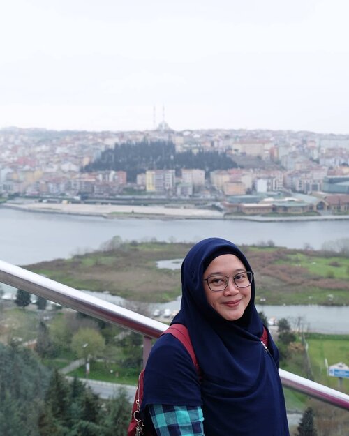 Sore di Bukit Pierre Loti, Turki. Setelah ke masjid dan ziarah ke makam sahabat Rasulullah Ayub Al Anshari. Spot menarik untuk melihat Golden Horn yang membelah kota lama dan kota baru. 💙
.
.
Lain kali ke Turki mau benar-benar menikmati perjalanan tanpa harus terburu waktu mengejar jadwal. Aminkan ya kakak semuaaa.. Biar kita semua bisa ke Turki napak tilas kejayaan peradaban Islam. Aamiin. .
.

#clozetteid #throwback #starclozetter #wheninturkey #turkey_home #travel #clozettehijab #hijabtraveller #terfujilah #fujifilmxt1 #XT1 #suamimotret