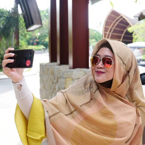 It's just nice to know that somewhere, somehow your expertise and competencies are still acknowledged and needed. MasyaaAllah tabarakallahu. ..Fotonya mon maap jaka sembung makan sosis, ngga nyambung sis. 🤣..#clozetteid #clozettehijab #selfie #sunglasses #rayban #travel #hijabtraveller #HijabOOTD #momlife #socialmediamom #terfujilah #fujifilm #fujifilmxt1 #xt1 #throwbackmulumalih #wheninbali