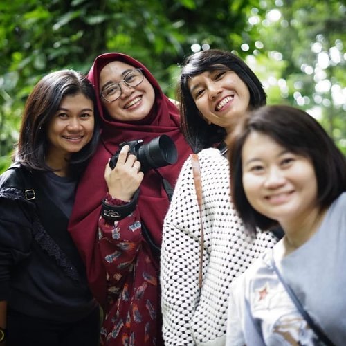 Year end Brand and Segment Management team. Karena sampai Bandung 2,5 jam lebih cepat akhirnya bisa mampir ke Hutan Kota Babakan Siliwangi. Menyenangkan dan lumayan banget bisa menghirup udara segar sambil olahraga dan lihat yang ijo-ijo. Sepanjang jalan kerjaannya foto-foto, wefie sampai nyari serangga terkhusus mba sasha, hahaha. 🤣 So much fun. 😘🤗😍
.
.
#clozetteid #clozettedaily #clozettehijab #starclozetter #friendship #teammates #officemates #portrait #wheninbandung #workingmom