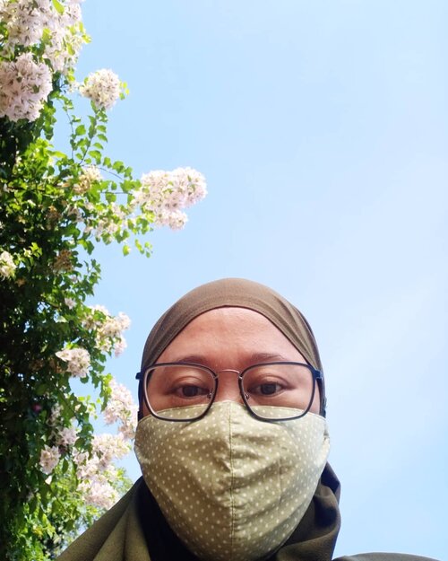 Waktu jalan beberapa hari lalu lihat segerombolan bunga, masyaaAllah rimbun dan cakep. Jadi inget design background kan makanya foto lah, hahahaha. Colek @nasoraya bagus ngga ni buat background?! Hahaha. 🤣..#Clozetteid #selfie #maskon😷 #hijab #grateful #love #life #socialdistancing #socialmediamom