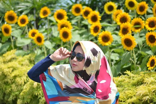 Me and sunglasses. Dalam judul, Bunga-bunga di mana-mana. 😆..#clozetteid #throwback #sunglasses #sunflower #changiairport #nikonphotography #nikond5200 #hijabtraveler #wiwt #ootd #hotd #hijabootd #life #traveling #sunflowergarden
