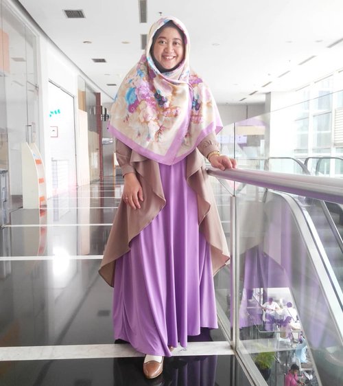Baru kali ini pakai perpaduan outer coklat creamy (or hazelnut?) dan dress ungu muda. Ternyata ada hijab yang senada begini dan voila saya mencoba padu padan yang ternyata baru buat saya, hohoho. Plus spot fotonya juga baru. Yang sama cuma 1, Mbak Nurul-nya, hahahaha. Yipiiii.. 😆😆 .#clozetteid #clozettedaily #clozettehijab #starclozetter #ootd #hotd #wiwt #hijabootdindo #diaryhijaber #workingmom #socialmediamom #fashionpeople #casualhijab #dresssyari #hijabsyari #hijabstyle #instahijab #hijabfashion #hijablook #hijablookbook #fashionstyle #mommyblogger #lifestyleblogger #instahijab #modestfashion #hijaboftheworld