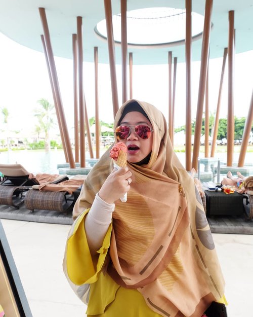 Melengkapi grid kangen ke Bali. 😂..#clozetteid #clozettehijab #selfie #sunglasses #rayban #travel #hijabtraveller #HijabOOTD #momlife #socialmediamom #terfujilah #fujifilm #fujifilmxt1 #xt1 #throwbackmulumalih #wheninbali