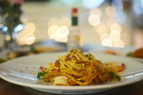 Spaghetti aglio olio with squid and prawn by @gastromaquia So yummeeh... #clozetteid