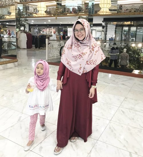 We just need to be the best version of us. It doesn't mean we don't make mistakes, it means we can learn from it and grow better. 💕.#clozetteid #nayandraalishalatief #starclozetter #nayandraalishalatief #kidsootd #kidsstyle #kidsofinstagram #kidsfashion #instakids #socialmediamom #iphonesia #lisnadwiphoto #weekendwellspent #motheranddaughter #ootd #toilettraining #tipstoilettraining #suamimotret