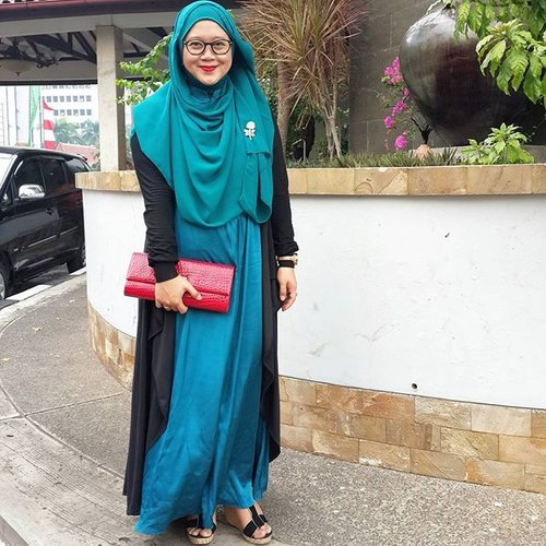 Yesterday's outfit for estafet wedding parties. 😆 Outer from @hanalila_dailyhijab brooch a gift from @moltoindonesia shoes from @goeieworld #goeieworld #goeieme #clozetteid #ootd #party #hijab #festive #hijablook #hijabfashion #hijabers #rayban #hijabstyle #lisnastyle