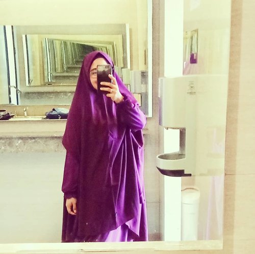 It's needed to reflect somehow, sometimes. So when you move on, you know what fits to a better you. 💜 ..#clozetteid #mirrorselfie #khimar