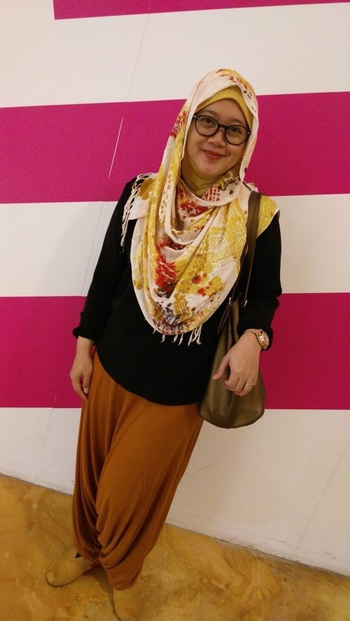 Stroll in a mall with many cool spot for OOTD, hahaha. #clozetteid #ootd #hijab 