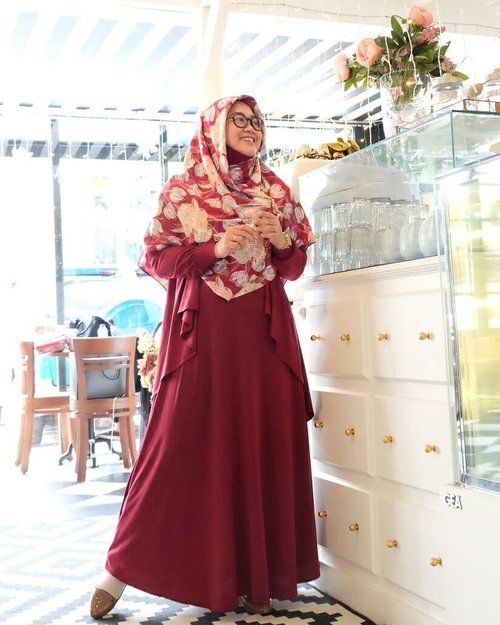 Dresscode hari ini merah marun seperti warna signature @lottechocopie.id Menyenangkan bisa tambah ilmu sekaligus bertemu emak-emak blogger lainnya. 😆😗💕 .#LotteChocoPieMothersDay17 #KEBxLCPMothersDay17.  #clozetteid #clozettehijab #starclozetter #fossilstyle #ootd #hotd #wiwt #hijabootdindo #diaryhijaber #workingmom #socialmediamom #fashionpeople #casualhijab #dresssyari #hijabsyari #hijabstyle #instahijab #hijabfashion #hijablook #hijablookbook #fashionstyle