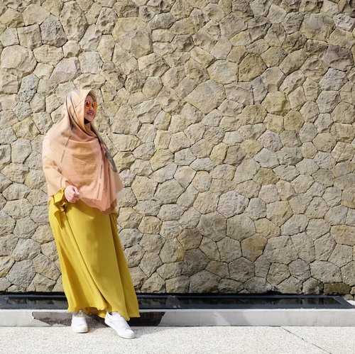 Pose ketiup angin di Bali. Sekarang ketiup angin BKT aja dulu yaaaah.. 🤣..#clozetteid #throwbackajadulu #throwback #OOTD #momlife #motherdaughter #hotd #socialmediamom #hijabtraveller #travelling #terfujilah #fujifilmxt1 #fujifilm #wiwt #HijabOOTD