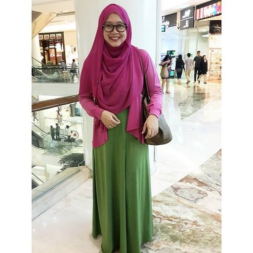That awkward smile. 😂😂 #OOTD di mall favorit @kotakasablanka 📷 by hubby @henry.kputra #clozetteid #hijab #hijabers #hijabfashion #hijabstyle #hijabootdindo #dailyhijabindo #latepost