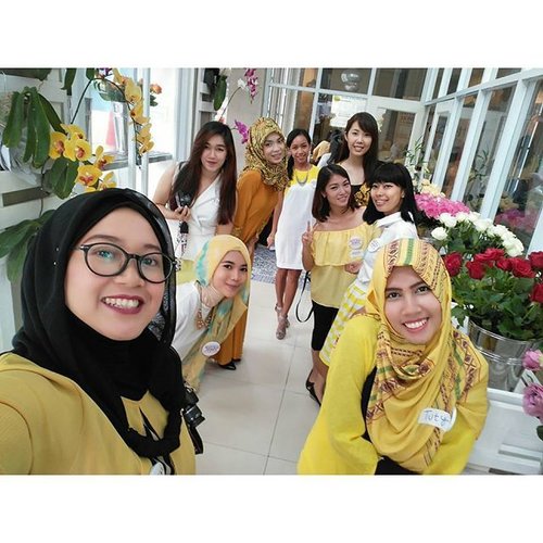 Think all #starclozetter like to pose and take some pictures, selfie or wefie. So, I'm not alooonneeee..hahaha. #clozetteid #naturalhoneyxclozettesbba #wefie #groupselfie #bloggerbabes #blogger #bloggerlife