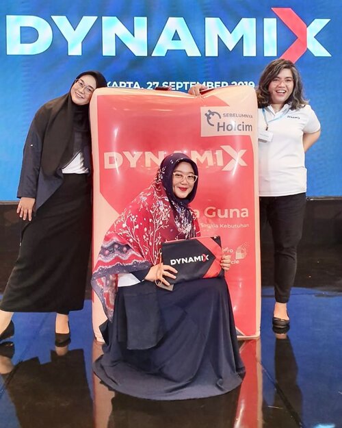 Sepertinya foto ini belum rilis yah?! Waktu acara "lahiran" @dynamixidn 💙😆🤩..#clozetteid #throwback #BeraniBerubahLebihBaik #dynamixidn #onduty #socialmediamom #hijabfashion #brand #launching #life #friendship #teammates