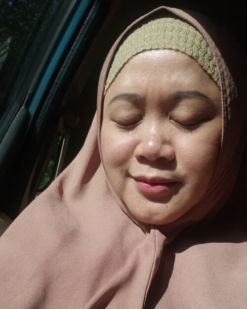 Saya lupa kapan terakhir kali pakai bedak, maskara, eyeliner atau eyeshadow. Bukan karena ngga ingin dandan, tapi karena ngga bisaaaa.. 😂 Jadi thanks to sinar mentari pagi membuat wajah ini glowing, bersinar manja, hahaha. 🤪 ..Bisa ngga bisa make up, yang penting wajah dirawat seoptimal mungkin. Sesuaikan dengan budget aja, ngga perlu memaksakan diri. Minimal bersih dan kasih "makanan" yang tepat. Kan kulit juga rezeki dari Allah. MasyaaAllah tabarakallahu. 💙..#Clozetteid #bareface #nofilter #nomakeup #socialmediamom #skincare #momlife #selfie #goldenhour