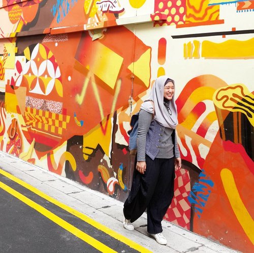 Seneng betul neng. 😂 #clozetteid #ootd #mural #graffiti #singaporetrip #hotd #travelinstyle #hajilane #starclozetter #traveling #travelblogger #lifestyleblogger #bmivisitsingapore #hijabootdindo #diaryhijaber