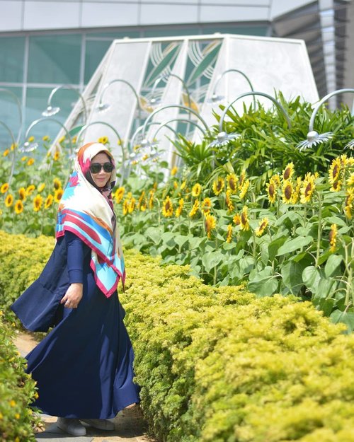 Kapan kita ke mana nih? Ke Sunflower Garden Changi Airport juga aku udah bahagia kok. Uhuk. 🌻🌻🌻🌻..#clozetteid #clozettedaily #starclozetter #hijaboftheday #wiwt #clozettehijab #instahijab #travelinstyle #hijabtraveller #socialmediamom #visitsingapore #sunflower #ootd #hotd #fashion #changiairport #PassionMadePossible #hijabootdindo #diaryhijaber #NikonD5200 #nikonphotography