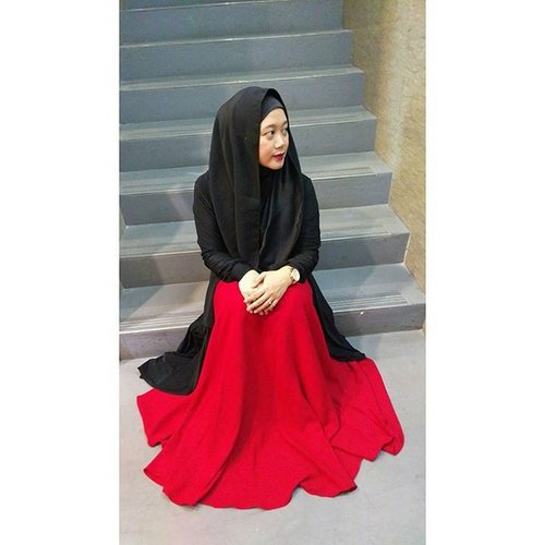 Black and red for today. Long outer by @hanalila_dailyhijab and askana shawl by @such_by_s #clozetteid #ootd #hootd #clozettehijab #black #red #hijab #hijabfashion #lisnastyle #hijabootdindo #hijabstyleindonesia #hijabfeature_2015 #myhijabindo #hijabfashion_2015