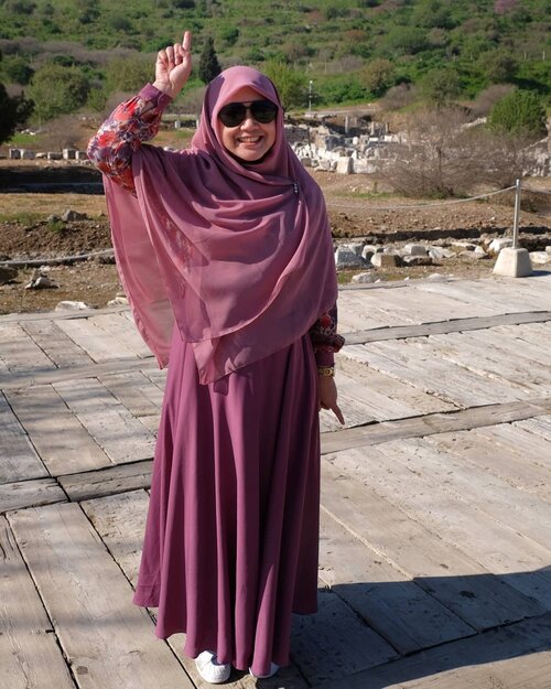 Siapa yang mau liburaaaaaan? Sayaaaaaaa! *tunjuk tangan* 🤣🤣🤣..Karena liburan belum kelihatan hilalnya, mari posting foto-foto lama aja yeeeee, hahaha. 🤪..#Clozetteid #OOTD #wheninturkey #holiday #Throwback #turkey_home #Turkey #hijab #traveling #hijabtraveller #terfujilah #XT1 #fujifilmxt1