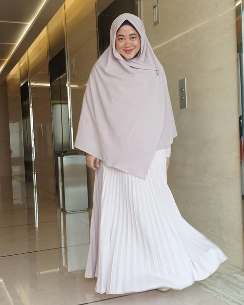 You can decide which life you want to live in. A life that aims for the best akhirah. 💙..#clozetteid #selfreminder #starclozetter #OOTD #wiwt #fashion #hotd #fashion #love #life #hijabootdindo #workingmom #socialmediamom #pastel #teamOPPO #OppoF7 #LisnaSays👍