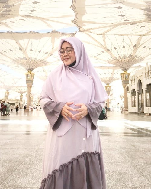 I've never felt like this before. Just like my mom said, "You must cry when seeing Kabah, when you enter Masjid Nabawi. It's like something you can't control. It'll naturally happen to you," And yes indeed. 💕.#clozetteid #masjidnabawi #pilgrimage #alharam #madinah