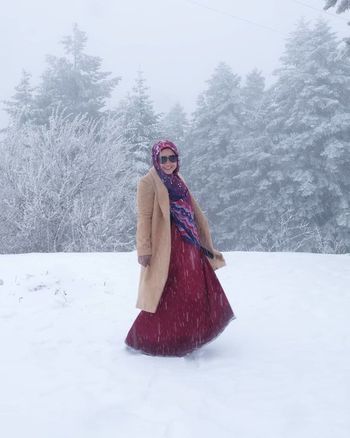 It's snow outside, it's freaking freezing yet I don't care. 😂😆.#clozetteid #swing #snow #letitsnow #springlikewinter #winter #uludag #turkey #bursa #ootd #wiwt #hijabstyle #hijabootdindo #wintercoat